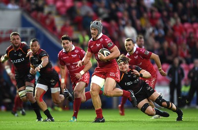 290918 - Scarlets v Southern Kings - Guinness PRO14 - Jonathan Davies of Scarlets runs in to score try