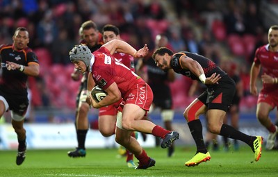 290918 - Scarlets v Southern Kings - Guinness PRO14 - Jonathan Davies of Scarlets runs in to score try