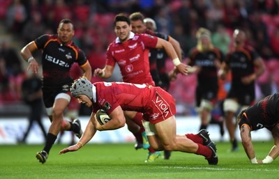 290918 - Scarlets v Southern Kings - Guinness PRO14 - Jonathan Davies of Scarlets runs in to score try