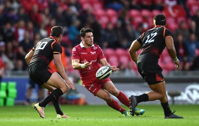 290918 - Scarlets v Southern Kings - Guinness PRO14 - Sam Hidalgo-Clyne of Scarlets gets the ball away