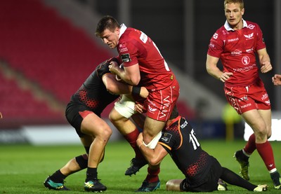 290918 - Scarlets v Southern Kings - Guinness PRO14 - Ed Kennedy of Scarlets is tackled by Michael Willemse and Martin du Toit of Southern Kings