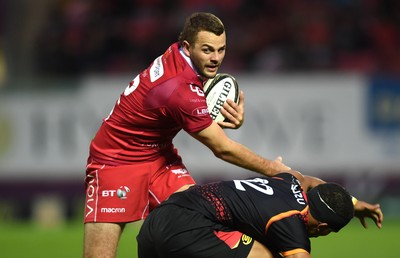 290918 - Scarlets v Southern Kings - Guinness PRO14 - Paul Asquith of Scarlets takes on Berton Klaasen of Southern Kings