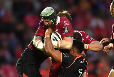 290918 - Scarlets v Southern Kings - Guinness PRO14 - Jake Ball of Scarlets is tackled by Bobby de Wee and JC Astle of Southern Kings