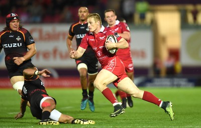 290918 - Scarlets v Southern Kings - Guinness PRO14 - Johnny McNicholl of Scarlets gets past Golden Masimla of Southern Kings