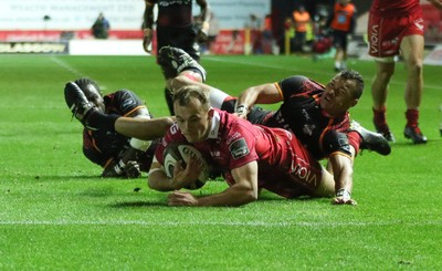 290918 - Scarlets v Isuzu Southern Kings, Guinness PRO14 - Ioan Nicholas of Scarlets reaches out to score try