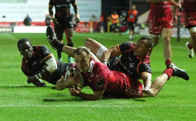 290918 - Scarlets v Isuzu Southern Kings, Guinness PRO14 - Ioan Nicholas of Scarlets reaches out to score try