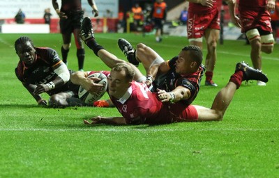 290918 - Scarlets v Isuzu Southern Kings, Guinness PRO14 - Ioan Nicholas of Scarlets reaches out to score try