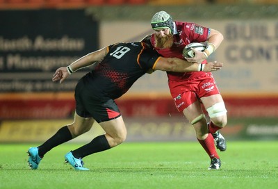 290918 - Scarlets v Isuzu Southern Kings, Guinness PRO14 - Jake Ball of Scarlets takes on Rossouw de Klerk of Southern Kings