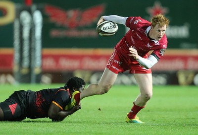 290918 - Scarlets v Isuzu Southern Kings, Guinness PRO14 - Rhys Patchell of Scarlets looks to break away