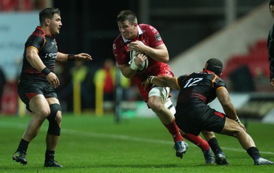 290918 - Scarlets v Isuzu Southern Kings, Guinness PRO14 - Ed Kennedy of Scarlets  takes on Berton Klaasen of Southern Kings