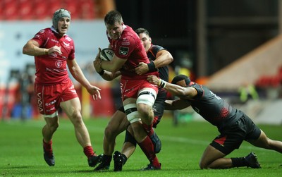 290918 - Scarlets v Isuzu Southern Kings, Guinness PRO14 - Ed Kennedy of Scarlets  takes on Berton Klaasen of Southern Kings