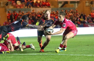 290918 - Scarlets v Isuzu Southern Kings, Guinness PRO14 - Kieran Hardy of Scarlets pounces on the loose ball to score try