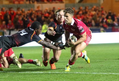 290918 - Scarlets v Isuzu Southern Kings, Guinness PRO14 - Kieran Hardy of Scarlets pounces on the loose ball to score try