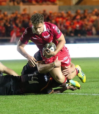 290918 - Scarlets v Isuzu Southern Kings, Guinness PRO14 - Kieran Hardy of Scarlets pounces on the loose ball to score try