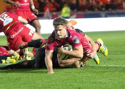 290918 - Scarlets v Isuzu Southern Kings, Guinness PRO14 - Kieran Hardy of Scarlets pounces on the loose ball to score try