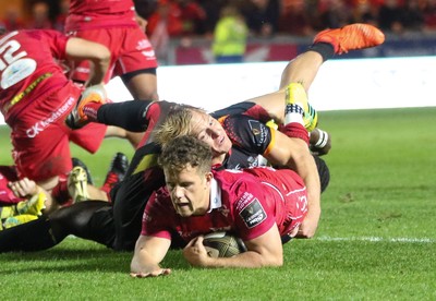 290918 - Scarlets v Isuzu Southern Kings, Guinness PRO14 - Kieran Hardy of Scarlets pounces on the loose ball to score try