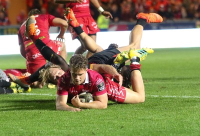 290918 - Scarlets v Isuzu Southern Kings, Guinness PRO14 - Kieran Hardy of Scarlets pounces on the loose ball to score try