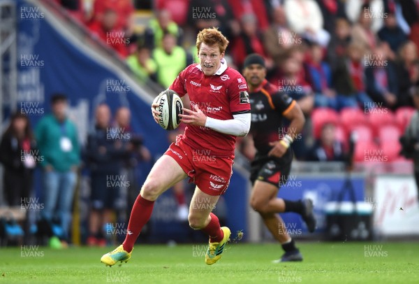 290918 - Scarlets v Southern Kings - Guinness PRO14 - Rhys Patchell of Scarlets gets into space