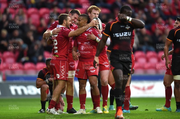 290918 - Scarlets v Southern Kings - Guinness PRO14 - Paul Asquith (left) of Scarlets celebrates his try with team mates