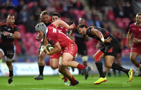 290918 - Scarlets v Southern Kings - Guinness PRO14 - Jonathan Davies of Scarlets runs in to score try