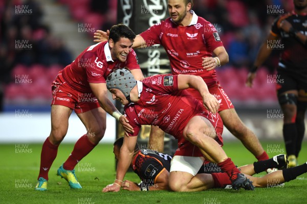 290918 - Scarlets v Southern Kings - Guinness PRO14 - Jonathan Davies (ground) of Scarlets celebrates try with team mates