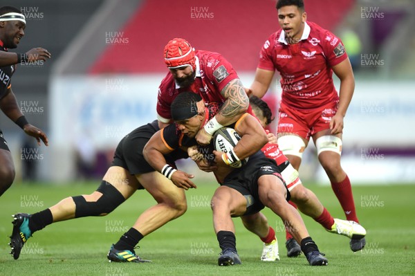 290918 - Scarlets v Southern Kings - Guinness PRO14 - Berton Klaasen of Southern Kings is tackled by Blade Thomson of Scarlets