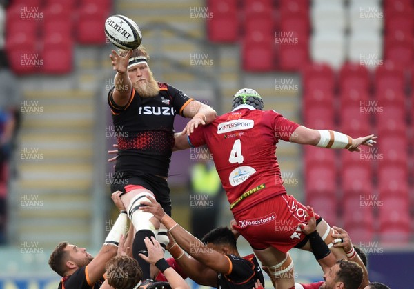 290918 - Scarlets v Southern Kings - Guinness PRO14 - Bobby de Wee of Southern Kings wins line out ball