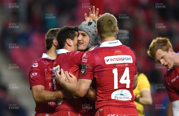 290918 - Scarlets v Southern Kings - Guinness PRO14 - Jonathan Davies of Scarlets celebrates try with team mates