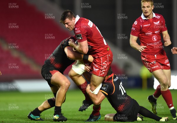 290918 - Scarlets v Southern Kings - Guinness PRO14 - Ed Kennedy of Scarlets is tackled by Michael Willemse and Martin du Toit of Southern Kings