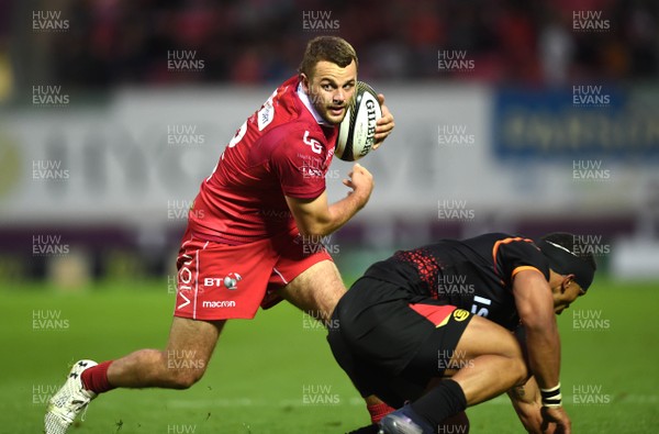 290918 - Scarlets v Southern Kings - Guinness PRO14 - Paul Asquith of Scarlets takes on Berton Klaasen of Southern Kings