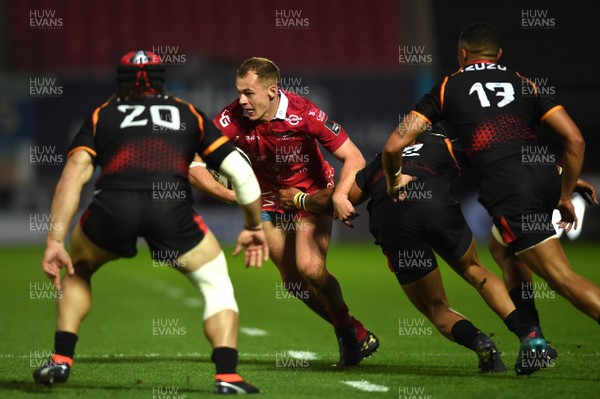 290918 - Scarlets v Southern Kings - Guinness PRO14 - Ioan Nicholas of Scarlets is tackled by Golden Masimla of Southern Kings