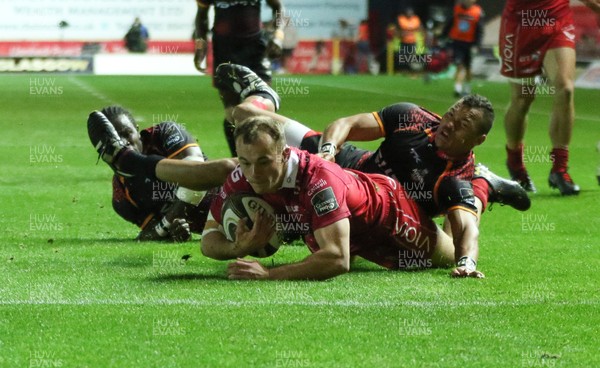 290918 - Scarlets v Isuzu Southern Kings, Guinness PRO14 - Ioan Nicholas of Scarlets reaches out to score try