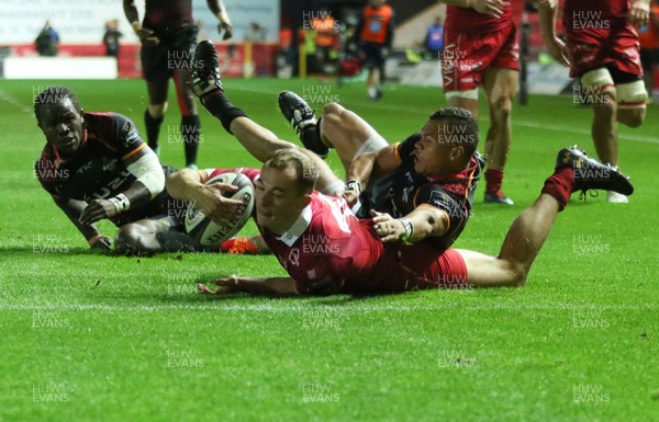 290918 - Scarlets v Isuzu Southern Kings, Guinness PRO14 - Ioan Nicholas of Scarlets reaches out to score try