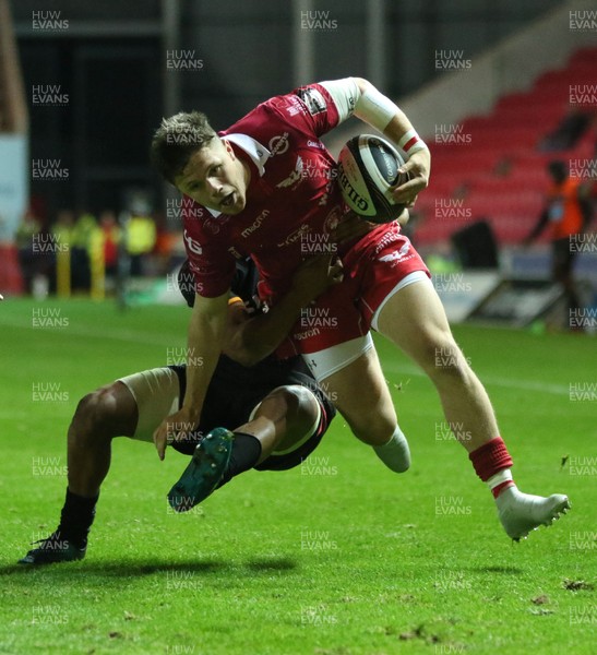 290918 - Scarlets v Isuzu Southern Kings, Guinness PRO14 - Steff Evans of Scarlets is tackled by Harlon Klaasen of Southern Kings