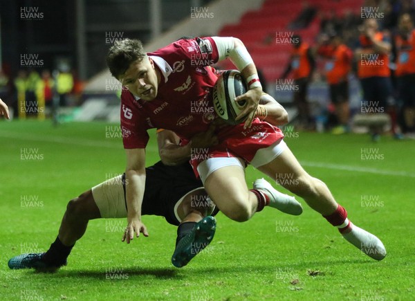 290918 - Scarlets v Isuzu Southern Kings, Guinness PRO14 - Steff Evans of Scarlets is tackled by Harlon Klaasen of Southern Kings