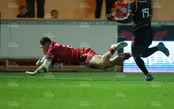 290918 - Scarlets v Isuzu Southern Kings, Guinness PRO14 - Steff Evans of Scarlets dives in to score try