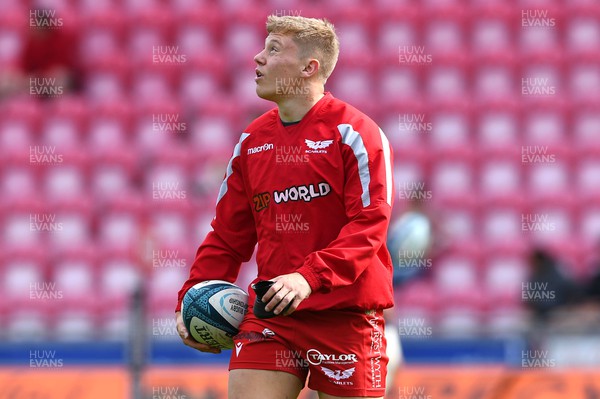 210522 - Scarlets v Stormers - United Rugby Championship - Sam Costelow of Scarlets ahead of kick off
