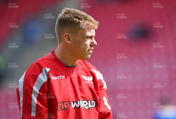 210522 - Scarlets v Stormers - United Rugby Championship - Sam Costelow of Scarlets ahead of kick off