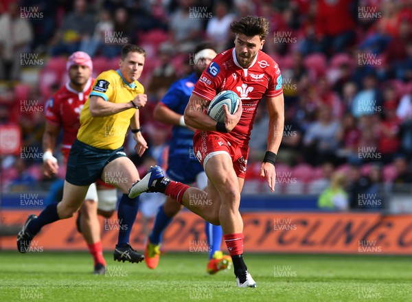 210522 - Scarlets v Stormers - United Rugby Championship - Johnny Williams of Scarlets runs in to score try
