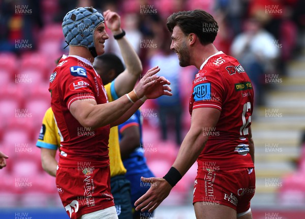 210522 - Scarlets v Stormers - United Rugby Championship - Johnny Williams of Scarlets celebrates try with Jonathan Davies