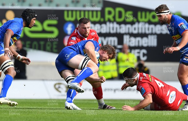 210522 - Scarlets v Stormers - United Rugby Championship - Evan Roos of Stormers takes on Steff Thomas of Scarlets