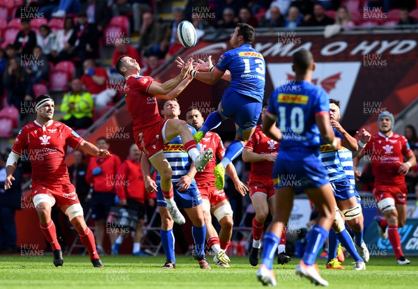 210522 - Scarlets v Stormers - United Rugby Championship - Gareth Davies of Scarlets and Ruhan Nel of Stormers compete in the air