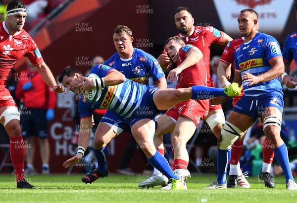 210522 - Scarlets v Stormers - United Rugby Championship - Gareth Davies of Scarlets and Ruhan Nel of Stormers compete in the air