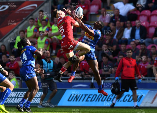 210522 - Scarlets v Stormers - United Rugby Championship - Tom Rogers of Scarlets and Warrick Gelant of Stormers compete in the air