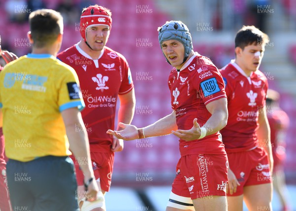 210522 - Scarlets v Stormers - United Rugby Championship - Jonathan Davies of Scarlets talks to Referee Sam Grove-White