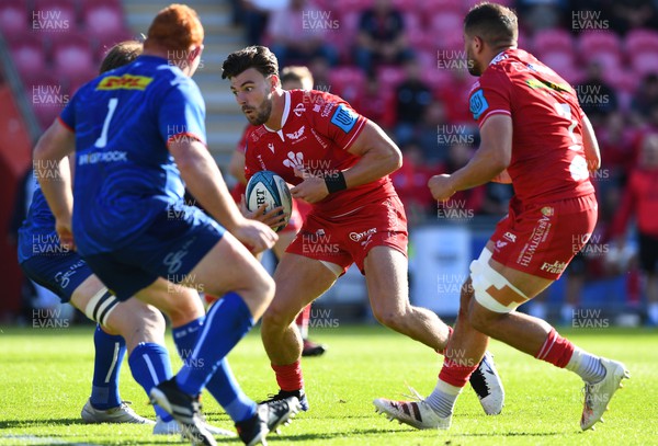 210522 - Scarlets v Stormers - United Rugby Championship - Johnny Williams of Scarlets looks for a way through