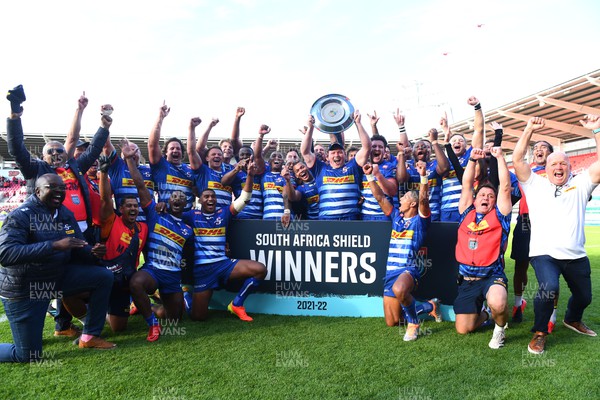 210522 - Scarlets v Stormers - United Rugby Championship - The Stormers celebrate with the South Africa Shield