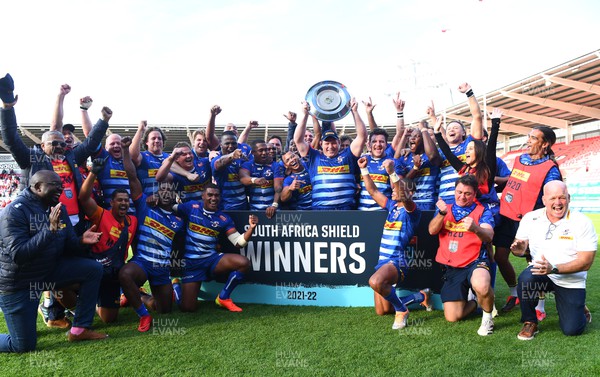210522 - Scarlets v Stormers - United Rugby Championship - The Stormers celebrate with the South Africa Shield