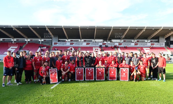 210522 - Scarlets v Stormers - United Rugby Championship - Scarlets squad at the end of the game