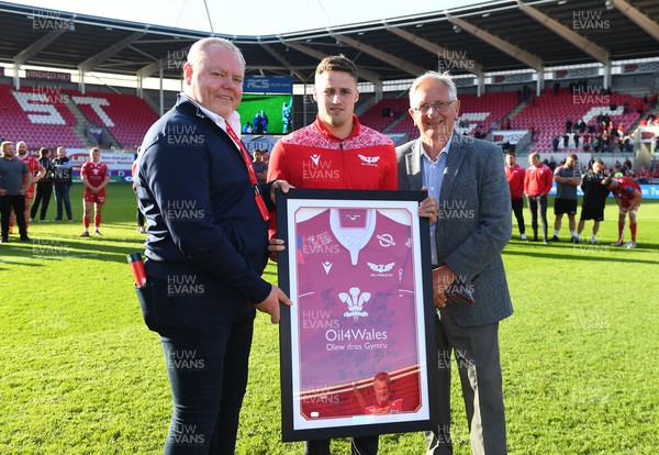 210522 - Scarlets v Stormers - United Rugby Championship - Tomi Lewis is presented with a jersey bySimon Muderack and Roy Bergiers after announcing he is leaving the club